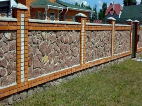 Кирпичный забор с камнем 12 метров фото в Удельной