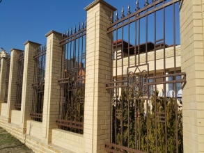 Кирпичный забор с ковкой  10 метров фото в Удельной