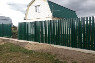 Забор из евроштакетника на ленточном фундаменте 70 метров фото в Удельной