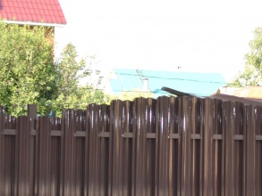 Забор из евроштакетника на ленточном фундаменте 10 метров фото в Удельной