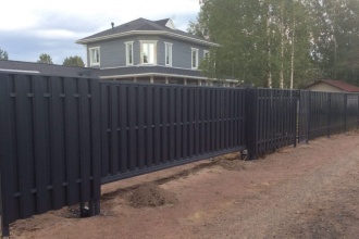 Забор из евроштакетника с бетонированием столбов 80 метров фото в Удельной